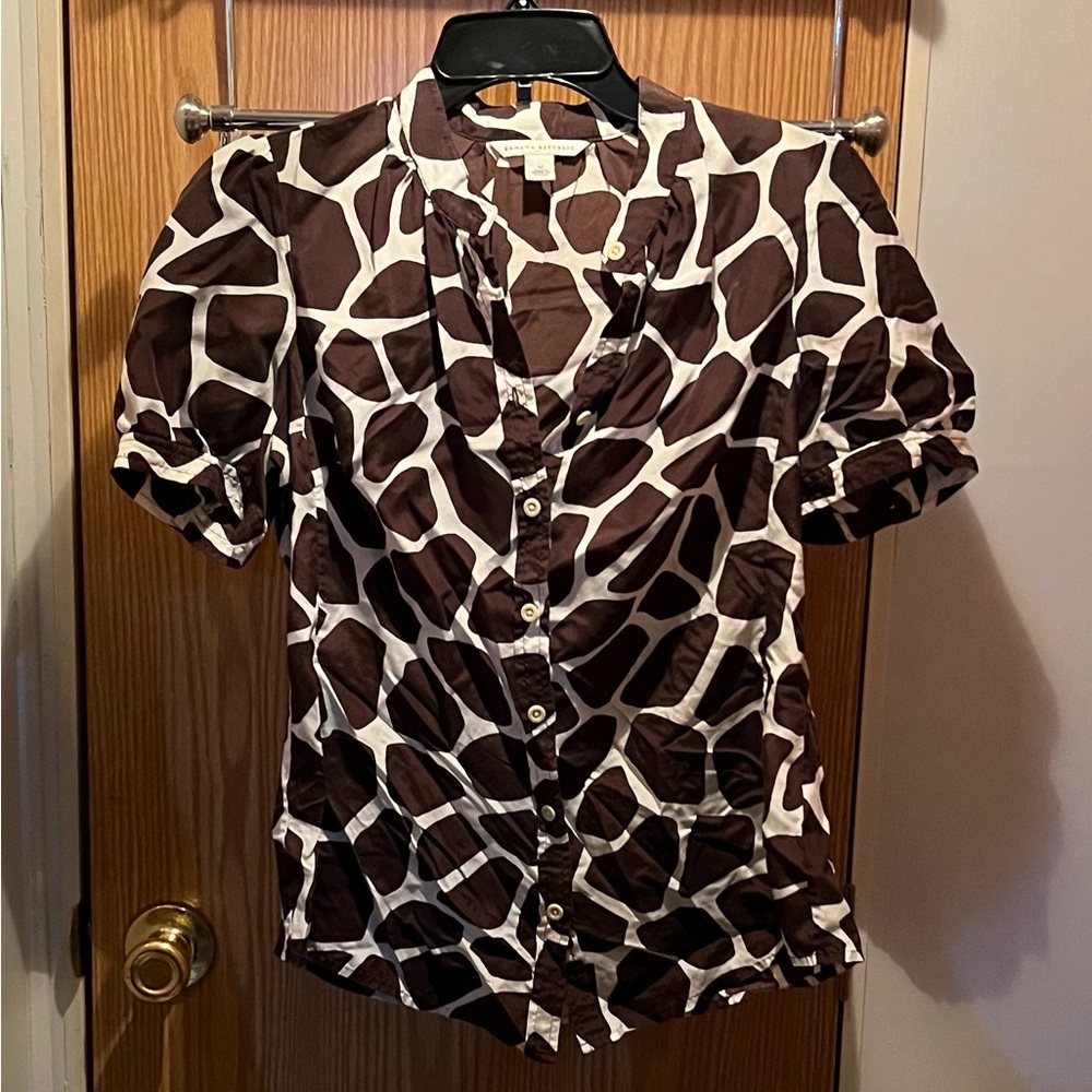 🖤Banana Republic Brown & White Giraffe Print Short Sleeve Shirt